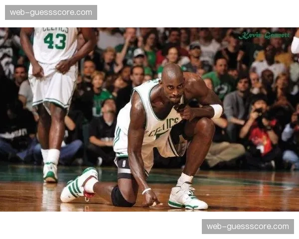 终场哨响，杜克大学老将凯尔·菲利波夫斯基跪地亲吻主场地板